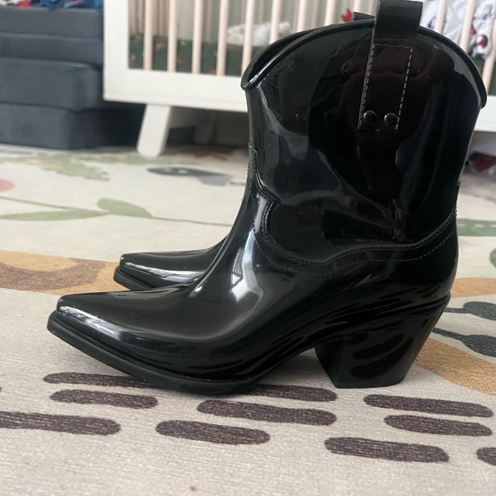 Womens Black Glossy Block Heel Rain Boot